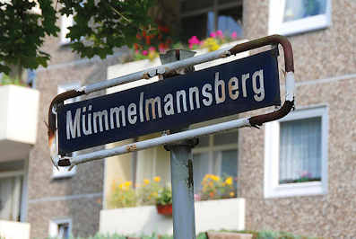 0062 Strassenschild Mmmelmannsberg in Hamburg Billstedt -  Balkons mit Blumen.