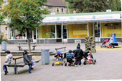 9277 Geschfte und spielende Kinder auf einem Platz am Alten Teichweg - Bilder aus dem Hamburger Stadtteil Dulsberg.