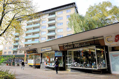 9493 Einzelhandel / Geschfte Fassade im Stil der 1950er / 1960er Jahre; Ladenzeile in Hamburg Dulsberg.
