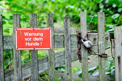 8219 Schild "Warnung vor dem Hunde" - Staketenzaun / Stakententor mit Kette und Schloss gesichert - Stadtteilfotos aus Hamburg Gut Moor.