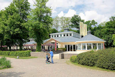 0751 Restaurant Leuchtturm - Fischlokal am Aussenmhlendamm / Auenmhlenteich in Hamburg Harburg.