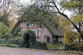 1947 Fachwerkhaus mit blauem Geblk, Balken und Reetdach im Stadtteil Hummelsbuettel, Gruetzmuehlenweg.