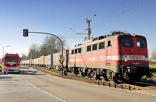 3101 Gterzug in Hamburg Altenwerder in Fahrt auf die Kattwykbrcke - Lokomotive 140 857 - 4 der ABEG / Anhaltische Brandenburgische Eisenbahn Gesellschaft.