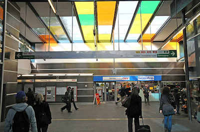 8785 Ohlsdorfer Bahnhof - farbiges Glasdach - Fahrgste.