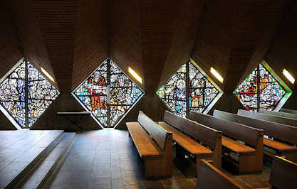 2457 Sitzbnke und leuchtende Glasmosaikfenster der Saseler Lukaskirche.