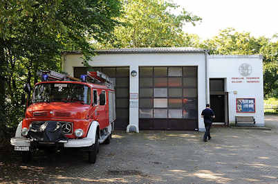 8452 Feuerwehrauto vor der Freiwilligen Feuerwehr Hamburg Slldorf Iserbrook.