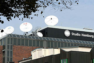 9336 Satellitenschsseln auf dem Dach des Gebudes vom Studio Hamburg in Tonndorf.