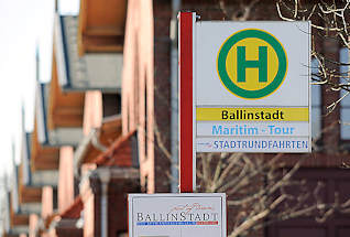 2982 Schild Ballinstadt - Maritim Tour, Stadtrundfahrten; Gebude des Auswanderermuseums auf der Veddel in Hamburg.